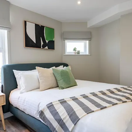 Wellington Place I Your